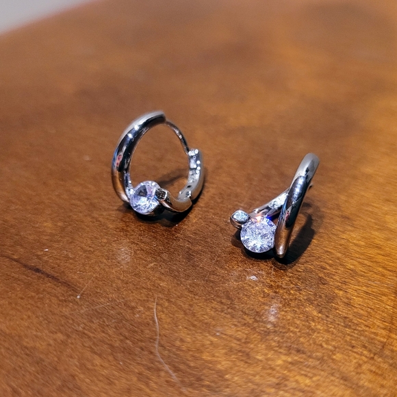 Beautiful silver metal color snap closure earrings with round cubic zirconia - Picture 3 of 4